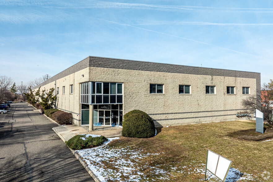 701 Penhorn Ave, Secaucus, NJ for lease - Primary Photo - Image 1 of 7