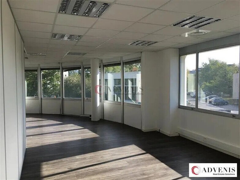 Office in Mérignac for lease - Interior Photo - Image 1 of 5