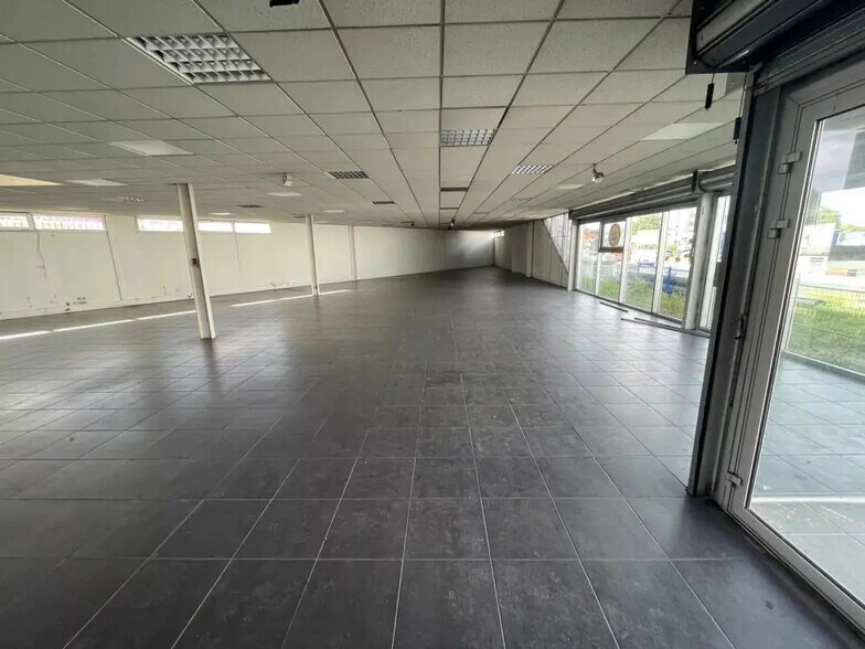 Retail in Eysines for lease - Interior Photo - Image 2 of 9