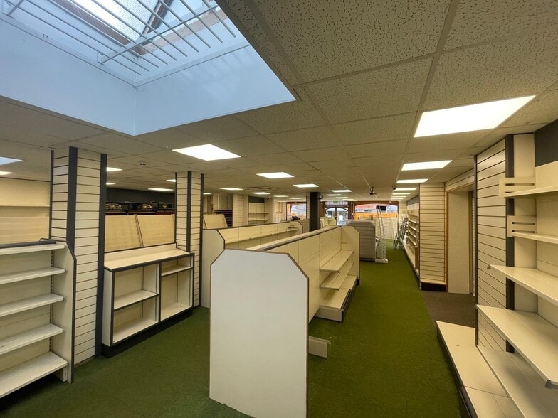 18-20 Station Rd E, Oxted for sale - Primary Photo - Image 1 of 1