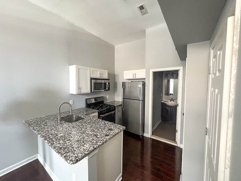 1703-1705 Saint Paul St, Baltimore, MD for sale - Building Photo - Image 2 of 11