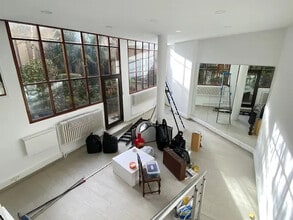 Office in Paris for lease Interior Photo- Image 1 of 5