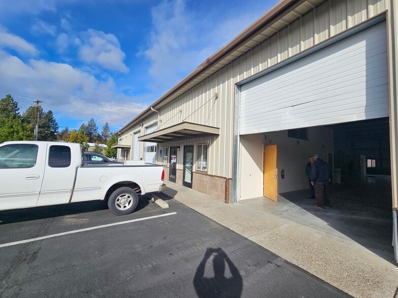 840 SE Woodland Blvd, Bend, OR for lease - Building Photo - Image 3 of 8