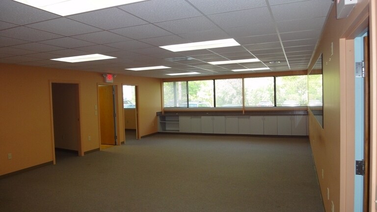 1 Northwestern Dr, Bloomfield, CT for sale - Interior Photo - Image 3 of 8