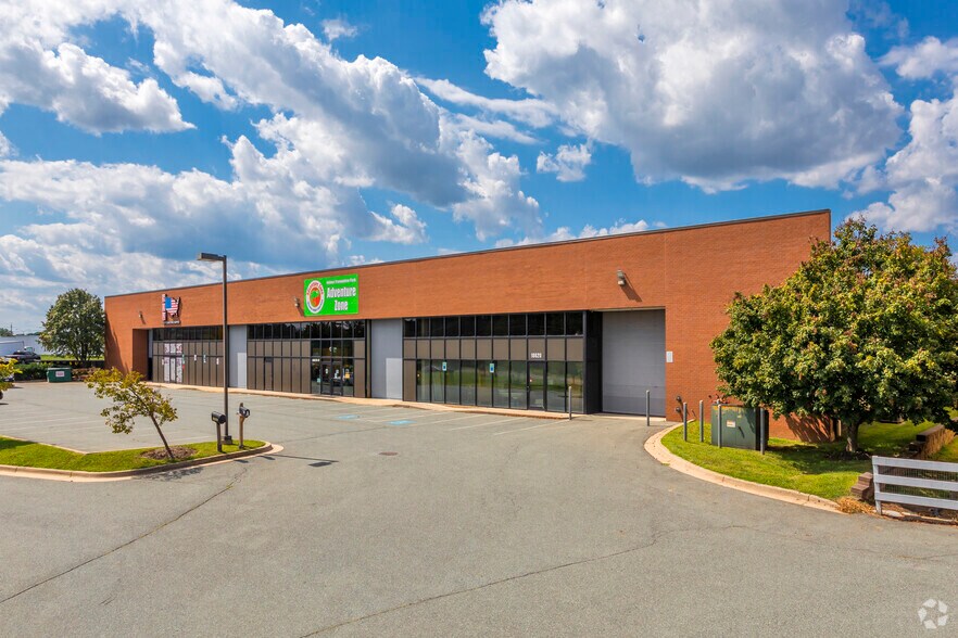 18620 Woodfield Rd, Gaithersburg, MD for lease - Primary Photo - Image 1 of 4
