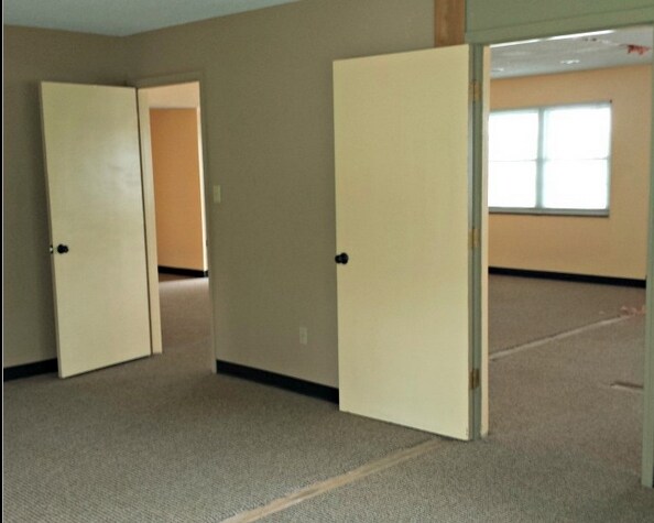 8115 Shawnee Mission Pky, Shawnee Mission, KS for sale - Interior Photo - Image 3 of 12