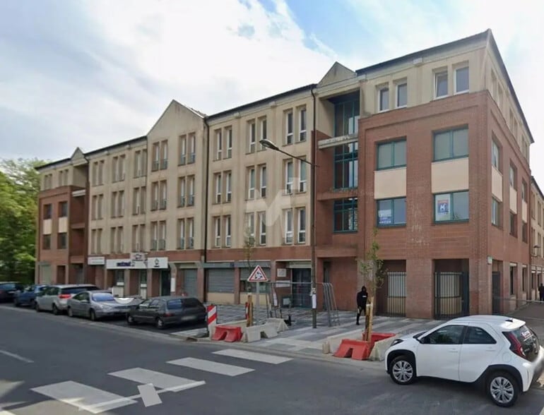 Office in Savigny-le-Temple for lease - Building Photo - Image 1 of 10