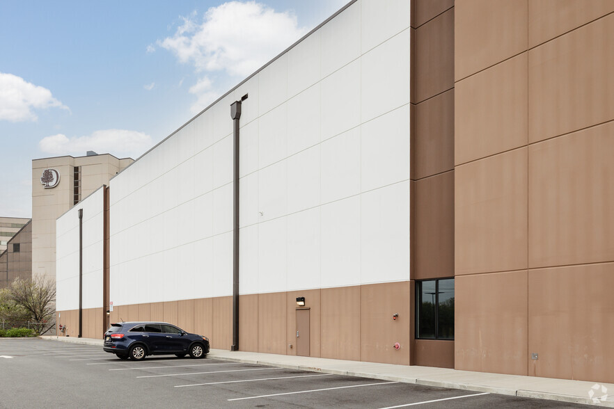 120 Frontage Rd, Newark, NJ for lease - Building Photo - Image 3 of 6