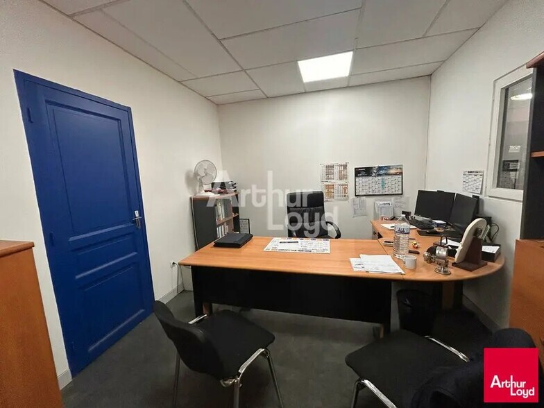 Retail in Villebarou for lease - Interior Photo - Image 3 of 4