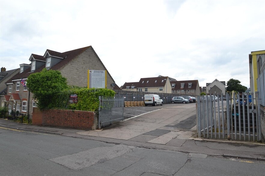 Douglas Rd, Kingswood for lease - Building Photo - Image 3 of 5