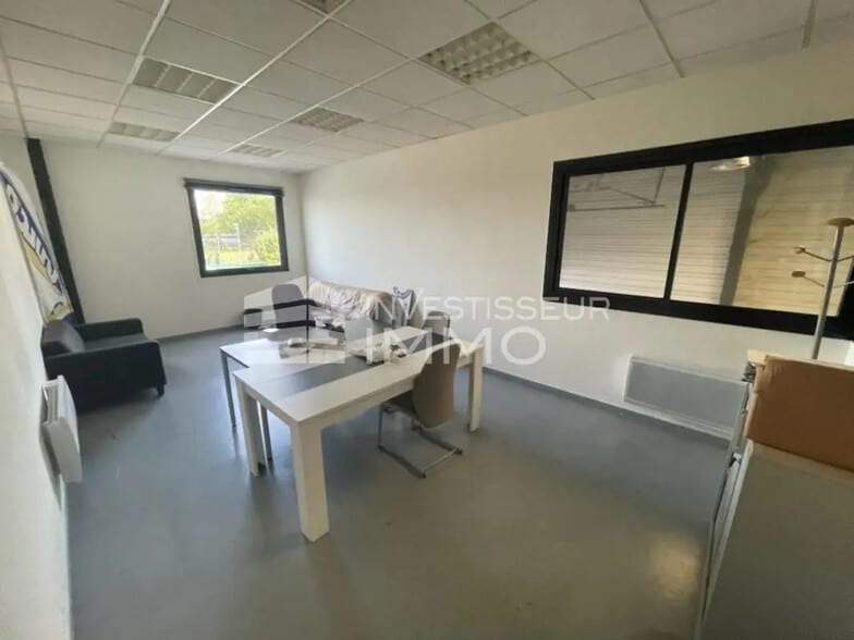 Flex in Bobigny for lease - Interior Photo - Image 2 of 3
