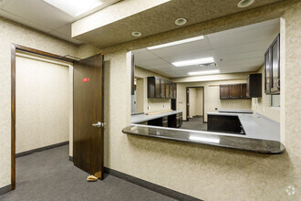 26400 W 12 Mile Rd, Southfield, MI for lease Interior Photo- Image 2 of 3