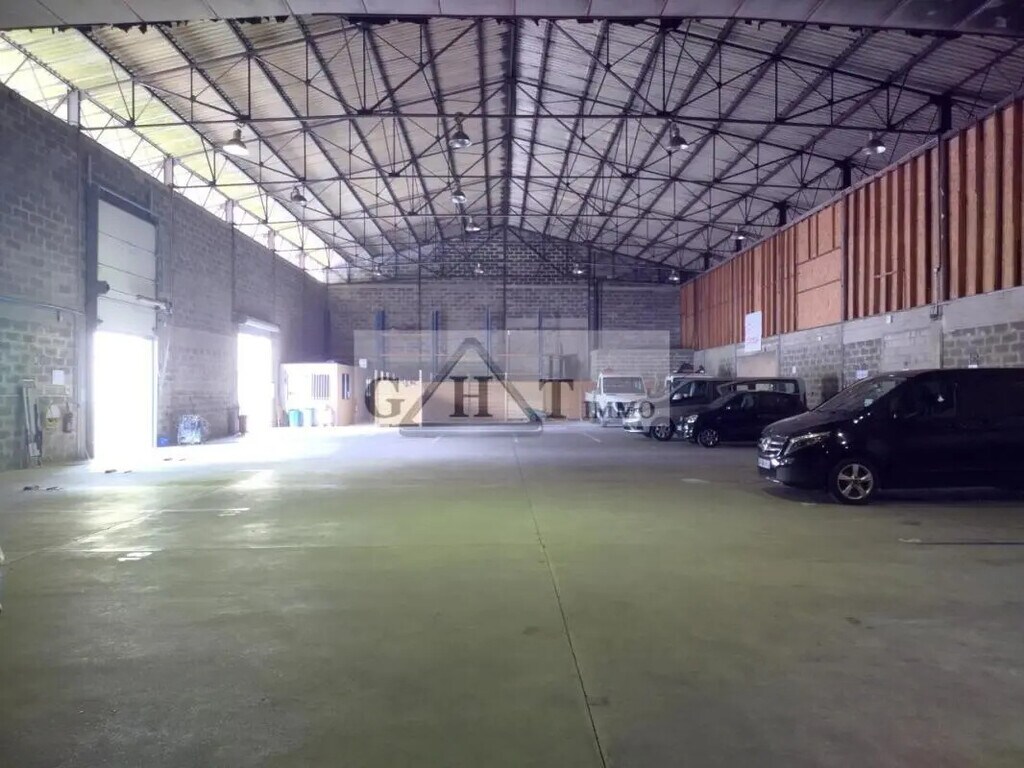 Location Entrepôt 1 165 m² - Photo 1