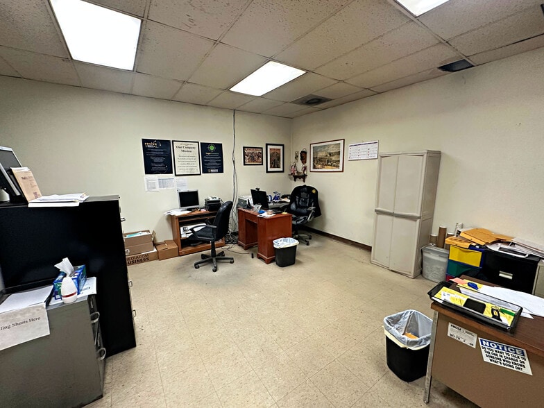 2029 Plymouth Ave, Waterloo, IA for sale - Interior Photo - Image 3 of 17