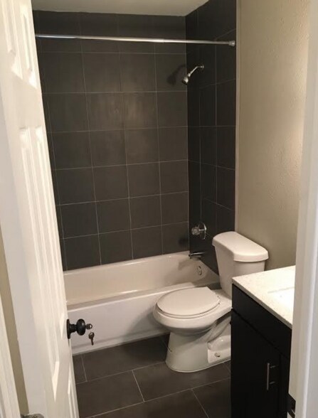 806 Oran Cir, Bryan, TX for sale - Interior Photo - Image 2 of 5