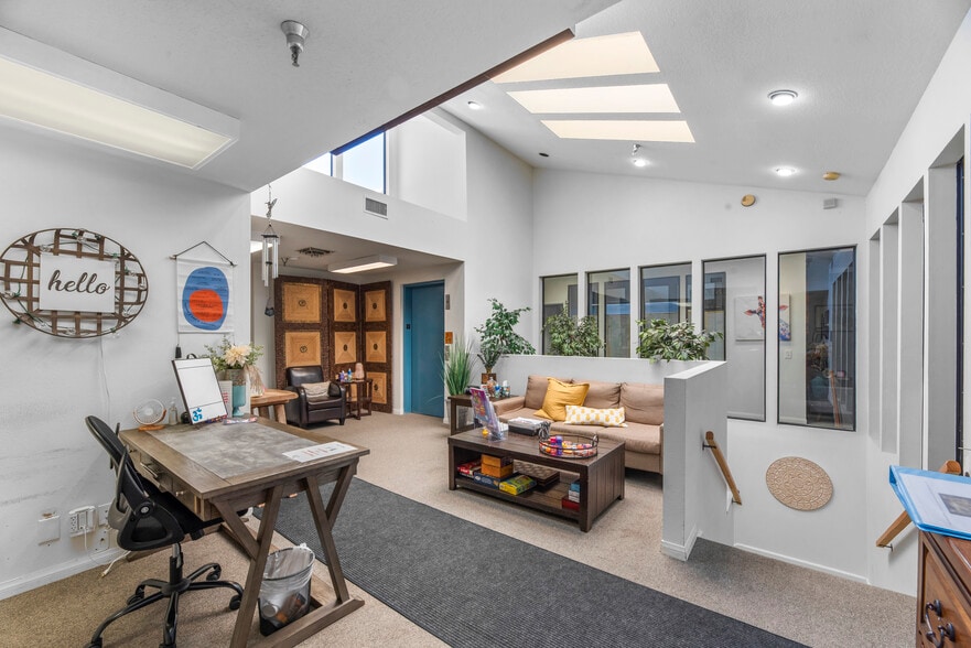 155 Wilbur Rd, Thousand Oaks, CA for sale - Interior Photo - Image 2 of 9