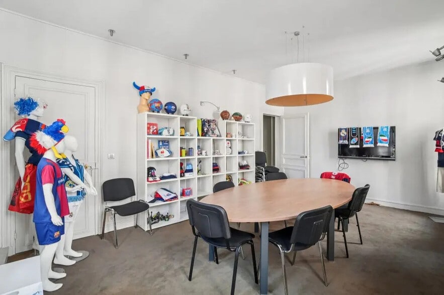 11 Rue Chateaubriand, Paris for lease - Building Photo - Image 2 of 9