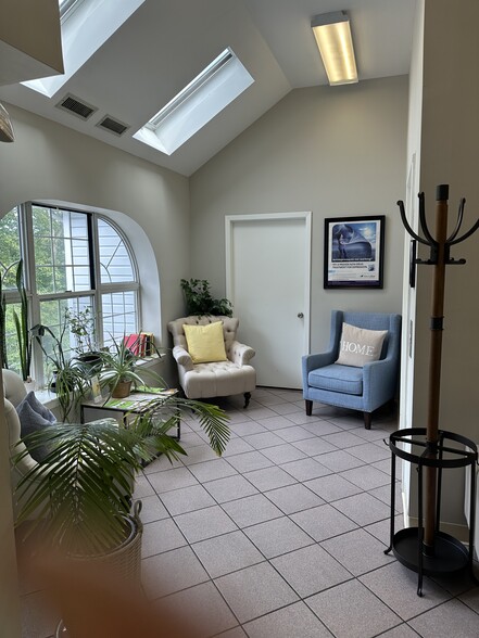 1000 Main St, Port Jefferson, NY for sale - Lobby - Image 3 of 11