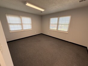 8001 Shawnee Mission Pky, Shawnee Mission, KS for lease Interior Photo- Image 1 of 2