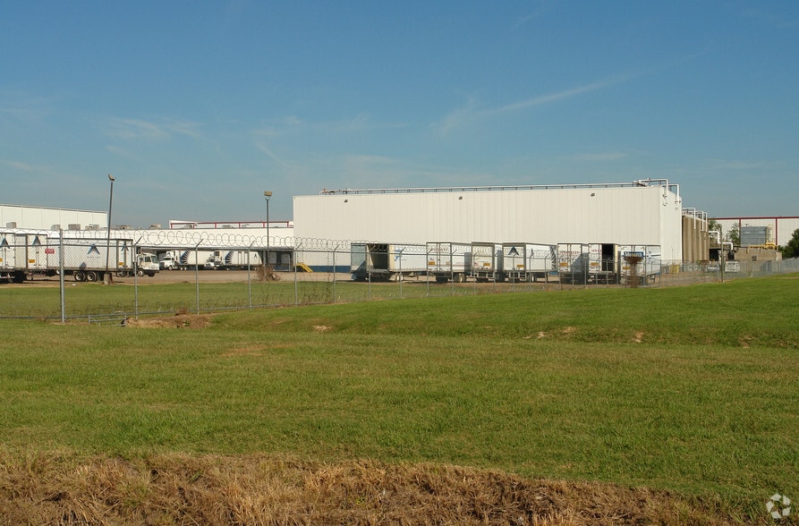 4240 Industrial Dr, Jackson, MS for sale - Building Photo - Image 3 of 11