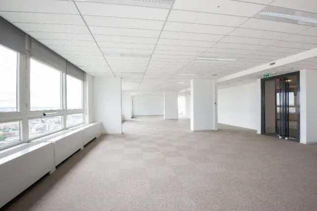 Office in Courbevoie for lease - Building Photo - Image 2 of 9