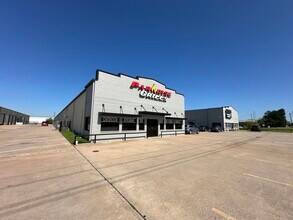 5485 W Sam Houston Pky N, Houston, TX for lease Building Photo- Image 1 of 2