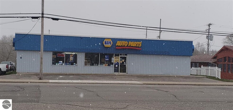 235 N Michigan Ave, Beulah, MI for sale - Primary Photo - Image 1 of 1