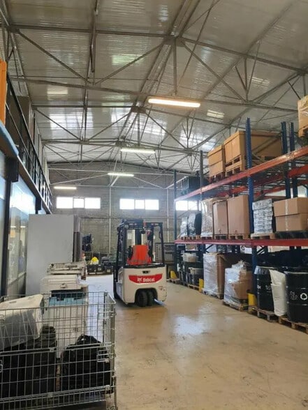 30 Bis Rue D'Helsinki, Vitrolles for lease - Interior Photo - Image 1 of 5