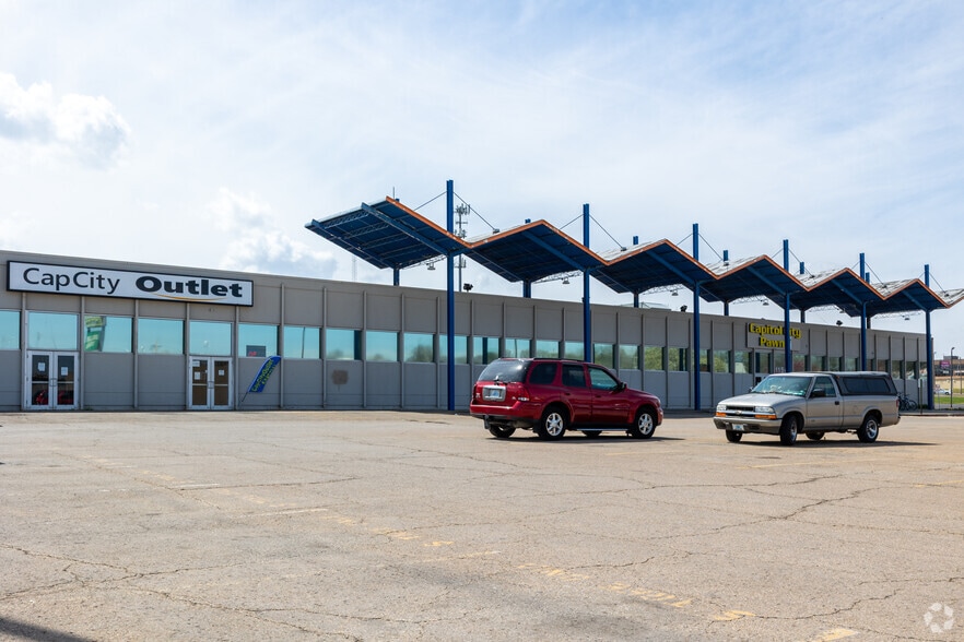 105-115 SW 29th St, Topeka, KS for sale - Building Photo - Image 2 of 7