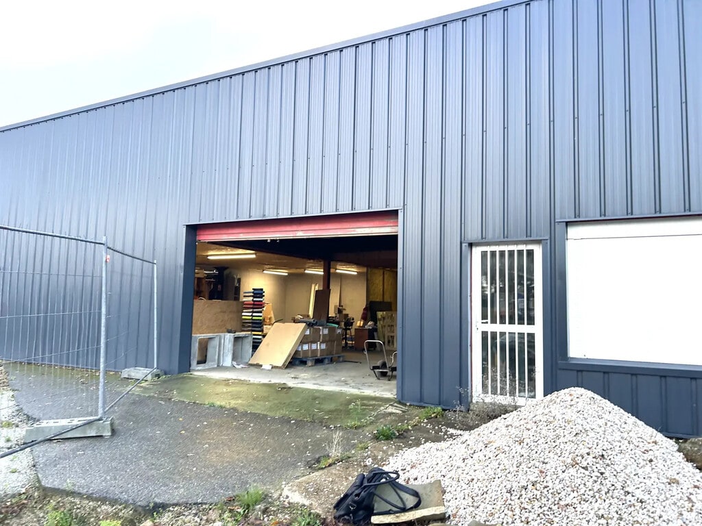 Location Entrepôt 250 m² - Photo 1