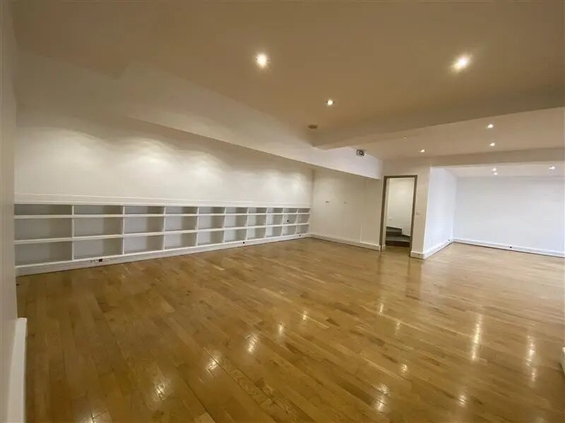 Office in Paris for lease Building Photo- Image 1 of 9