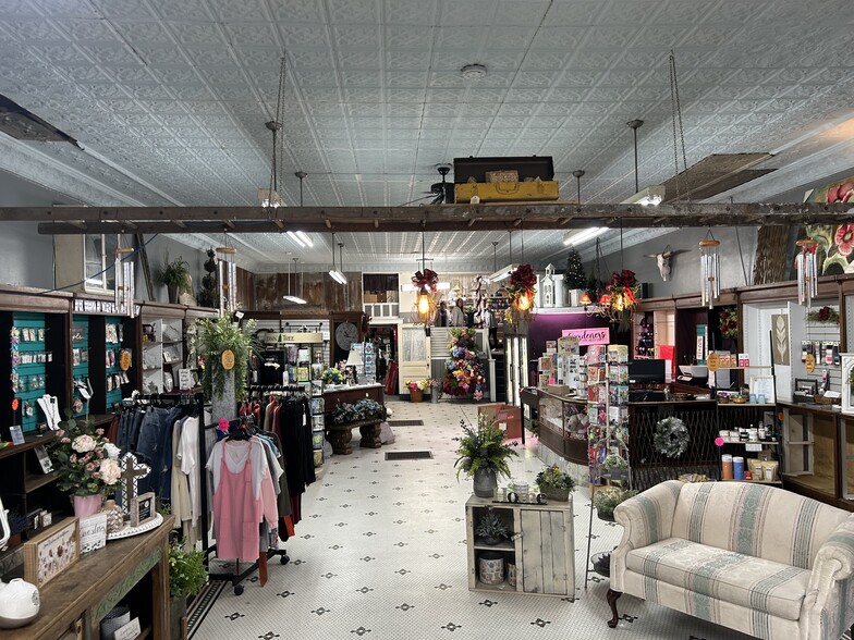 108 S Madison St, Bloomfield, IA for sale - Interior Photo - Image 3 of 7