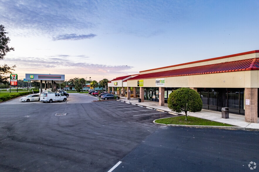 5570-5598 N Orange Blossom Trl, Orlando, FL for lease - Building Photo - Image 3 of 5