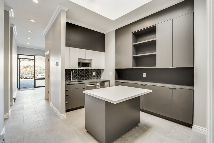 200 Valley Dr, Brisbane, CA for sale - Building Photo - Image 1 of 1