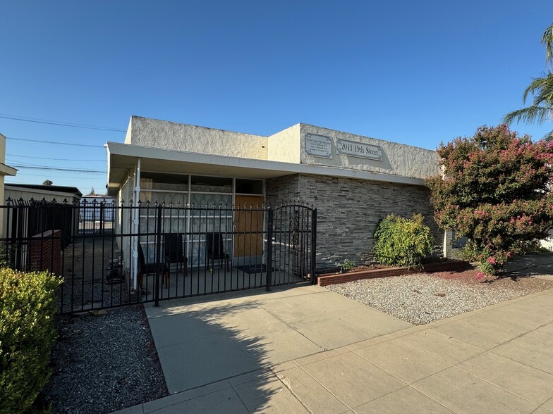 2011 19th St, Bakersfield, CA for sale - Building Photo - Image 1 of 8