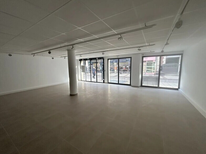 Retail in Chartres for lease - Interior Photo - Image 2 of 5