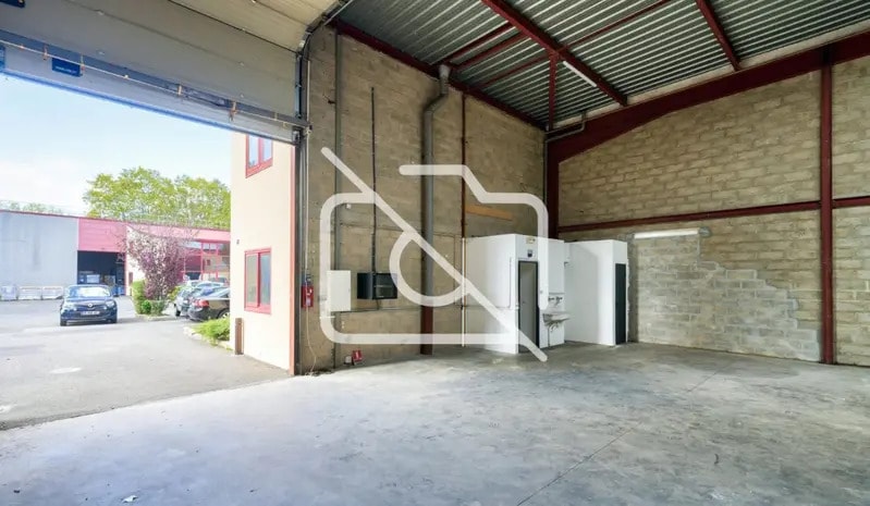 Industrial in Bondoufle for lease - Building Photo - Image 3 of 3
