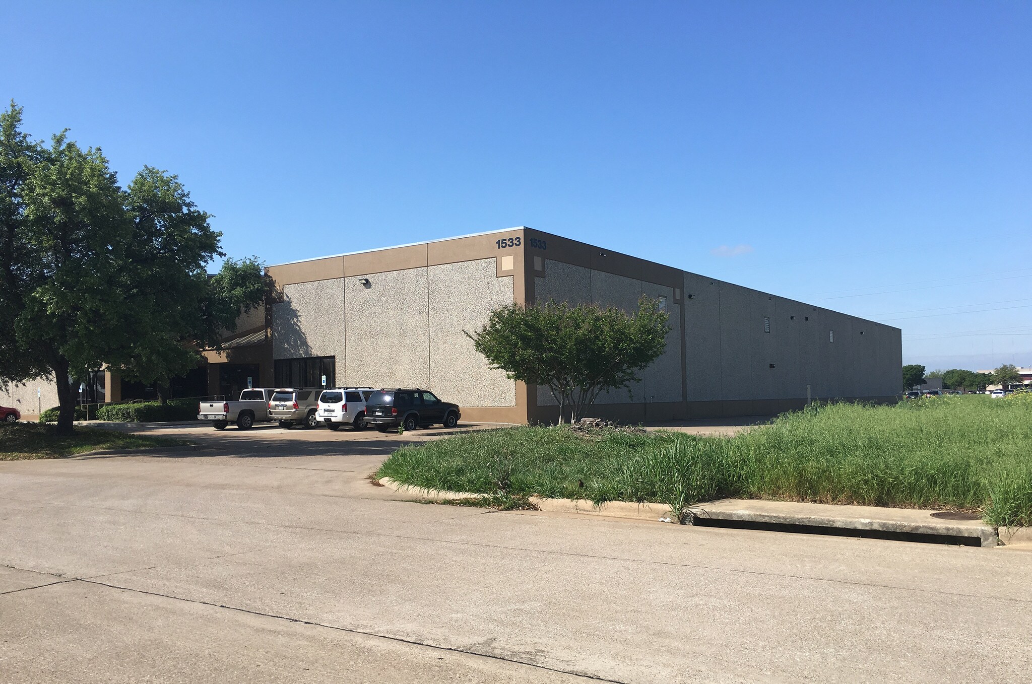 1533 Crescent Dr, Carrollton, TX for sale Primary Photo- Image 1 of 1