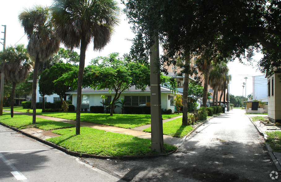 1121 Beach Dr NE, Saint Petersburg, FL for sale - Primary Photo - Image 1 of 2