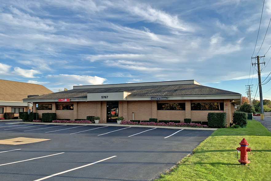 5767 W Maple Rd, West Bloomfield, MI for lease - Primary Photo - Image 1 of 1