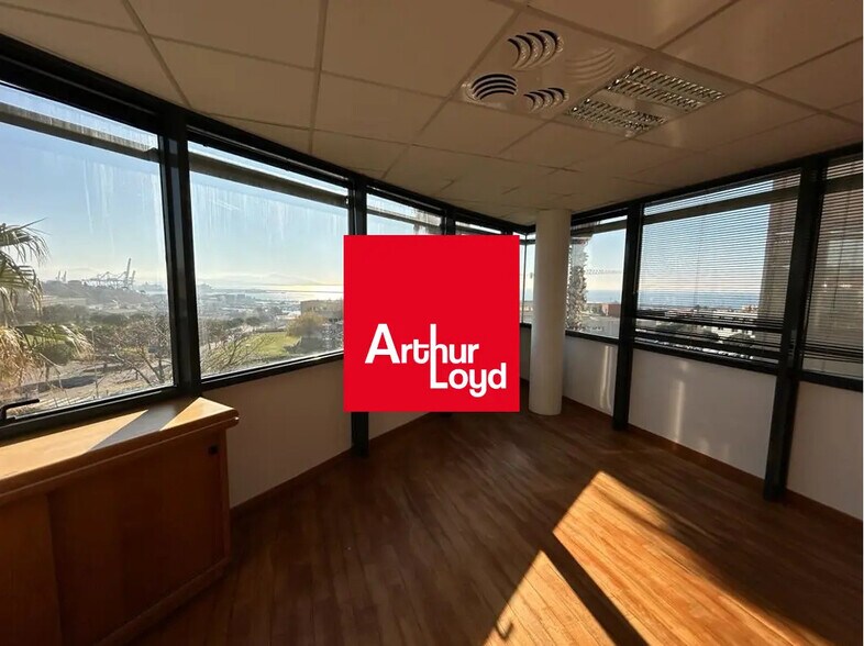 Office in Marseille for lease - Building Photo - Image 1 of 17