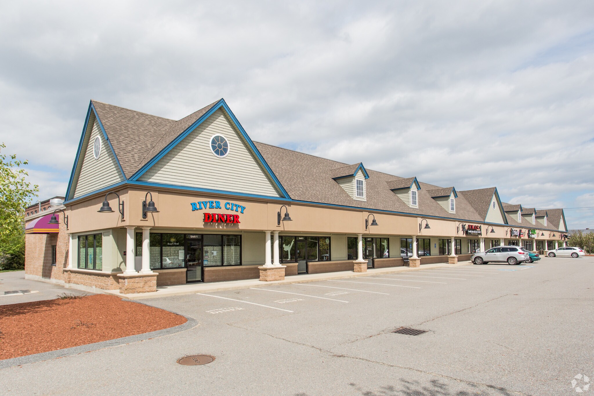 68 Airport Rd, Fitchburg, MA 01420 Vogue Plaza