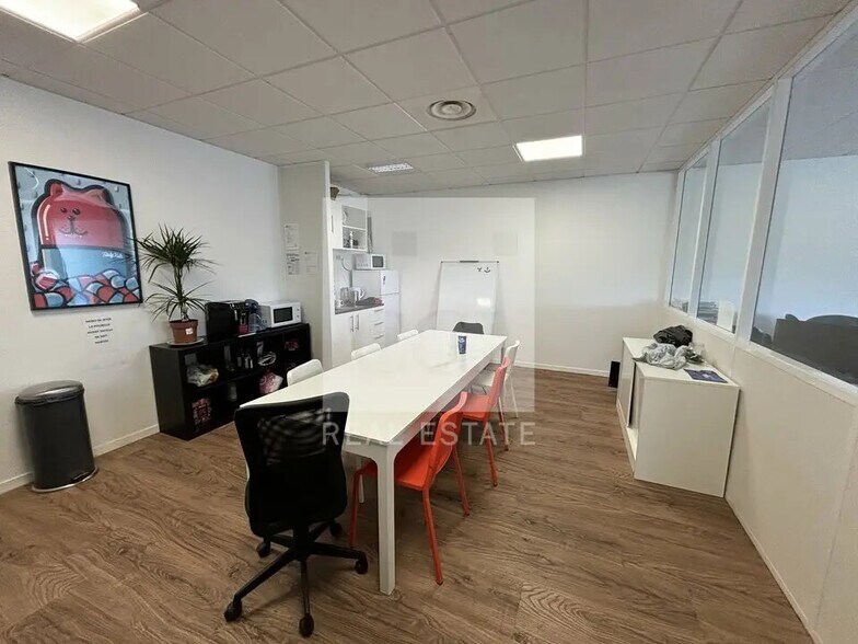 Office in Cailloux-sur-Fontaines for lease - Interior Photo - Image 3 of 10