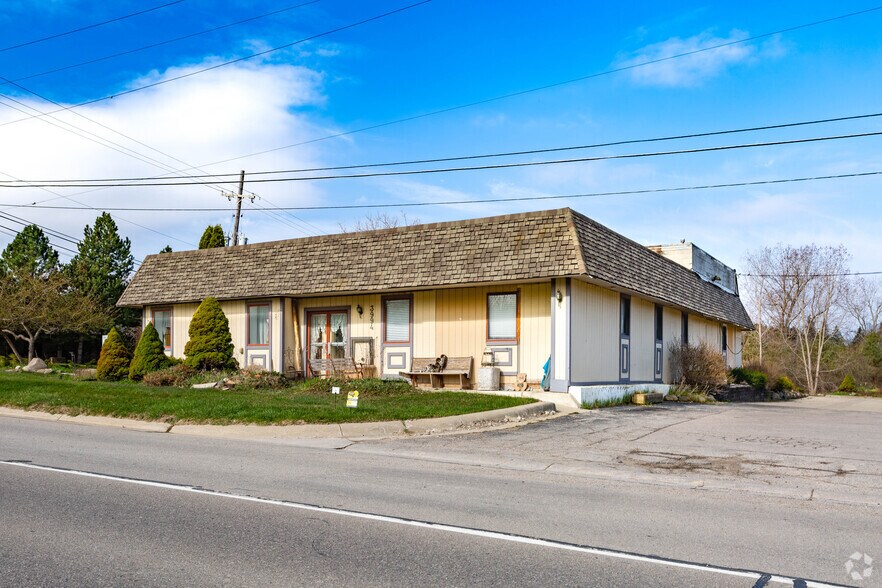 3994 S Ortonville Rd, Clarkston, MI 48348
