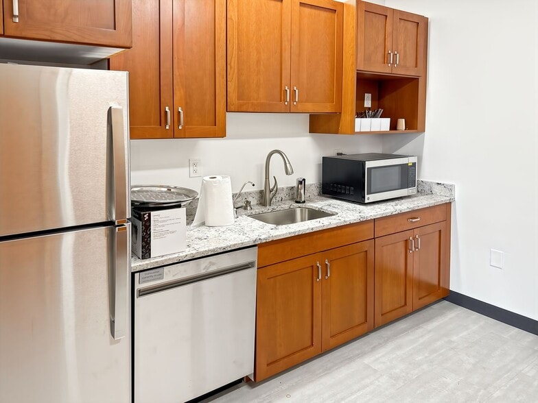 2640 Eagan Woods Dr, Eagan, MN for lease - Interior Photo - Image 2 of 17