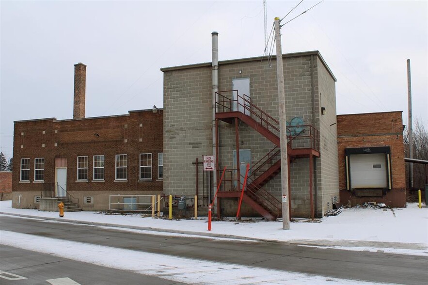 240 W Division St, Fond Du Lac, WI for sale - Building Photo - Image 1 of 13