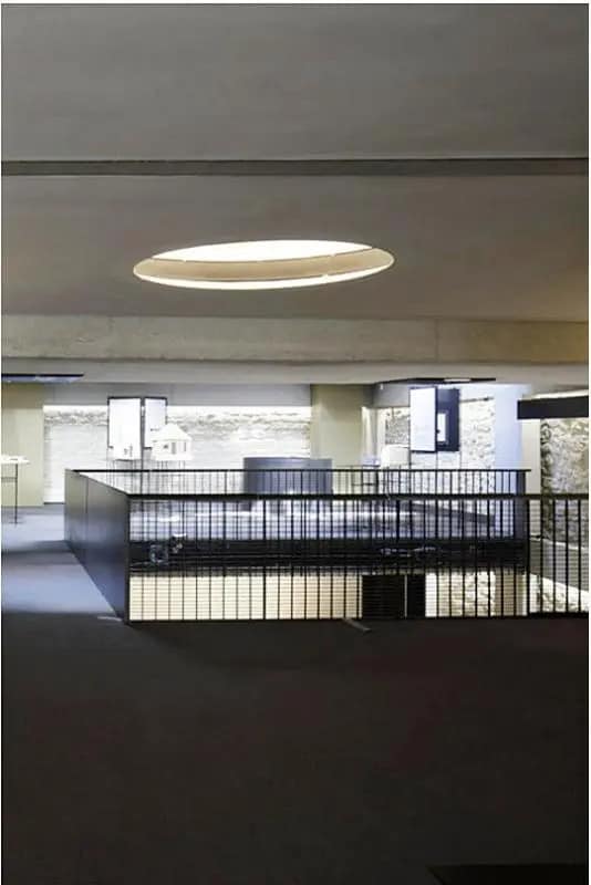 Office in Paris for lease Interior Photo- Image 1 of 3