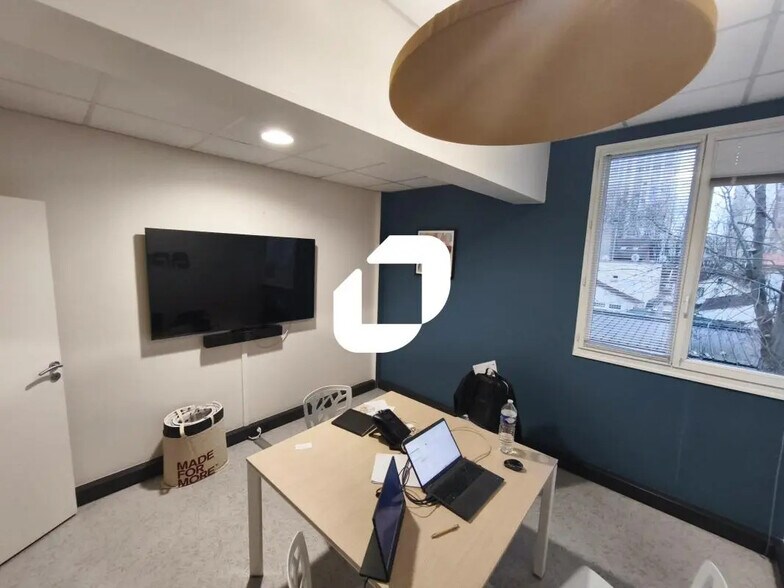 Flex in Alfortville for lease - Interior Photo - Image 3 of 7