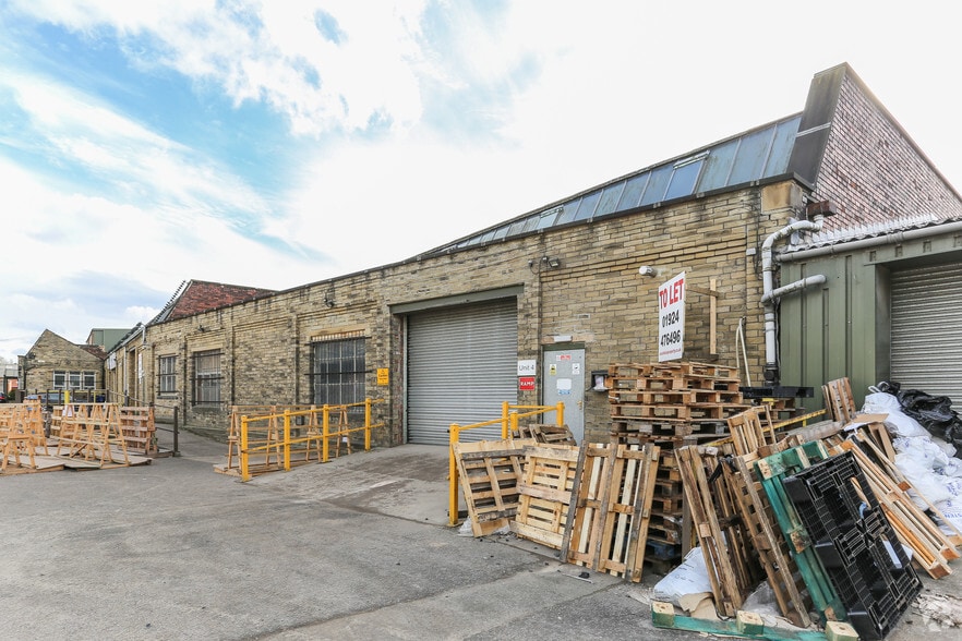 Huddersfield Rd Rd, Mirfield for sale - Primary Photo - Image 1 of 5