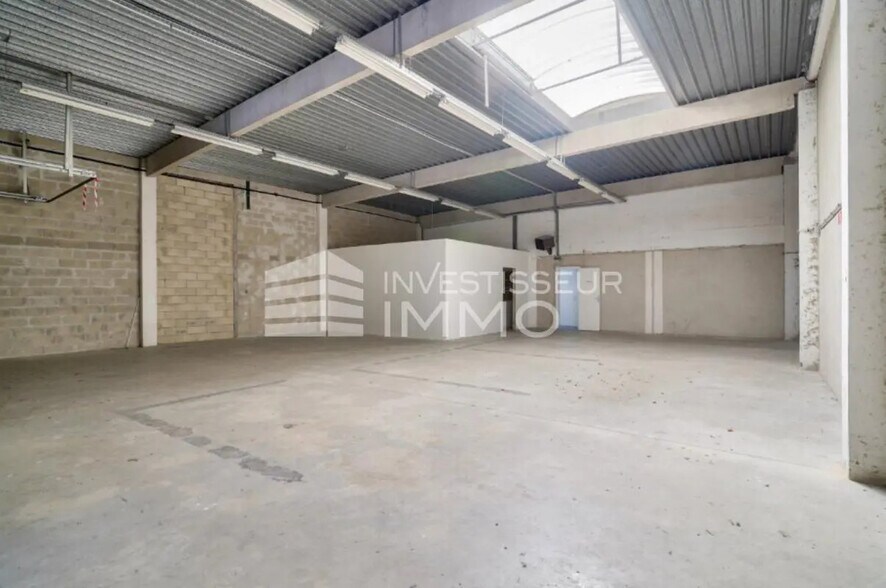 Flex in Lognes for lease - Interior Photo - Image 2 of 4